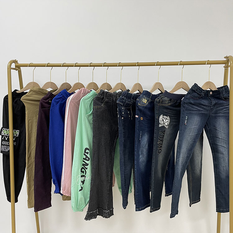 Razões para o caos no mercado de roupas usadas