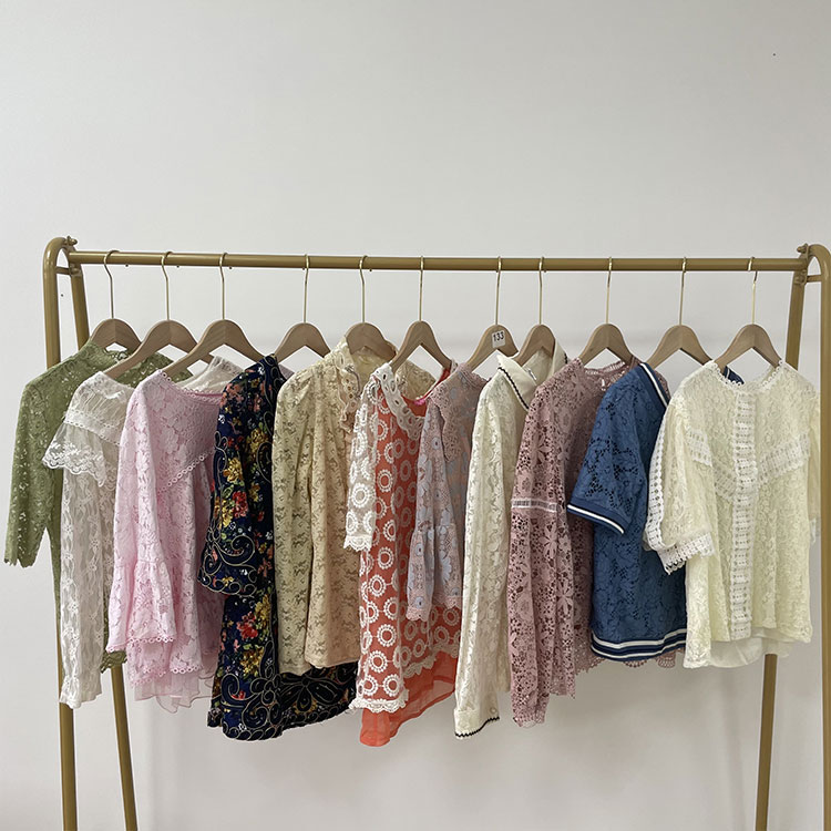 Tops de renda usados ​​para mulheres