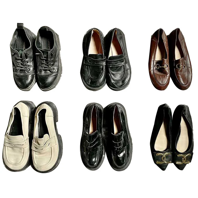 Sapatos de couro femininos usados