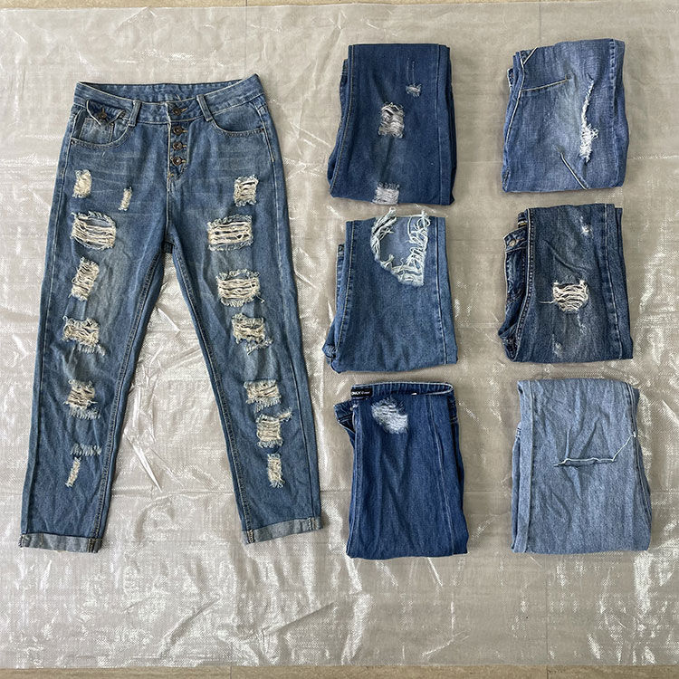 Calças jeans femininas usadas e rasgadas