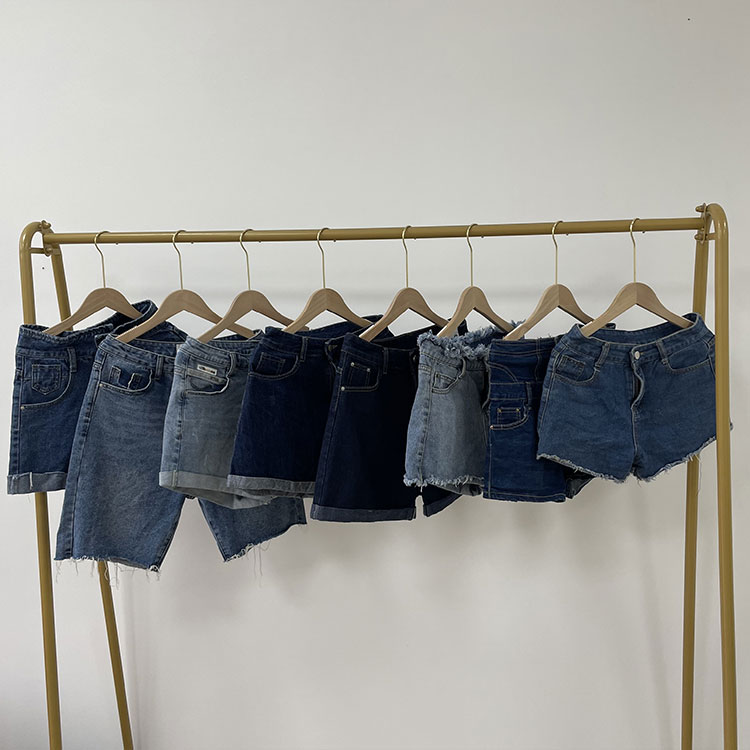 Calças jeans curtas femininas usadas