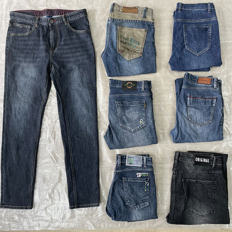 Calças jeans masculinas usadas